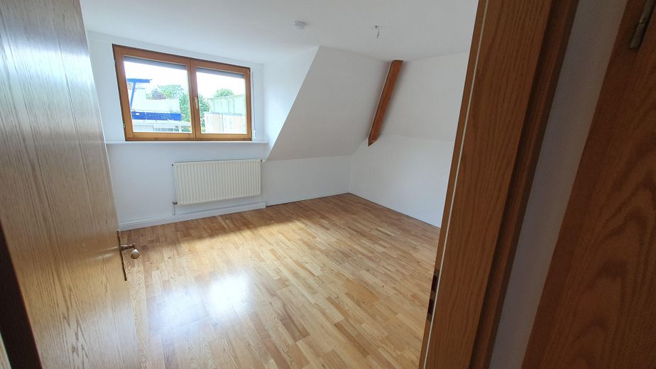 Charmante 2,5-Zimmer-Wohnung in zentraler Lage von Friedrichshafen – Wohnzimmer
