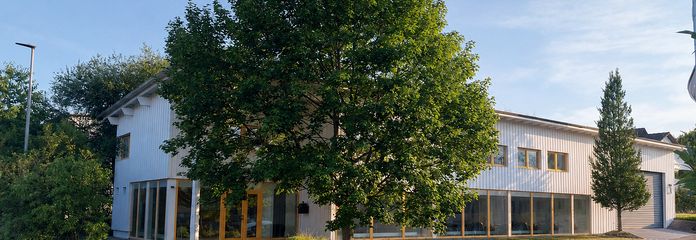 Wohnen & Arbeiten unter einem Dach – 479 m², 2 Wohnungen, Büros + Halle und Garten – Wohn- und Geschäftshaus
