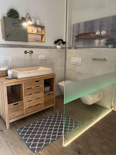 Дбайливо відреставрована садиба з садом – Luxuriöses Badezimmer