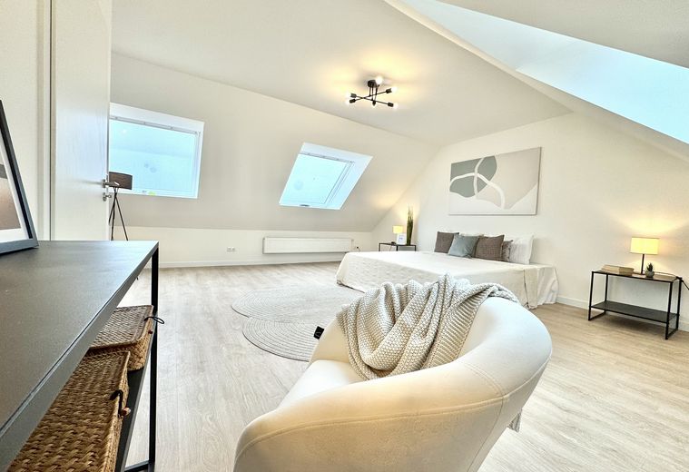 شقة 4 غرف، مجددة حديثًا وجاهزة للسكن فورًا – مع شرفتين وموقف سيارات – Schlafzimmer