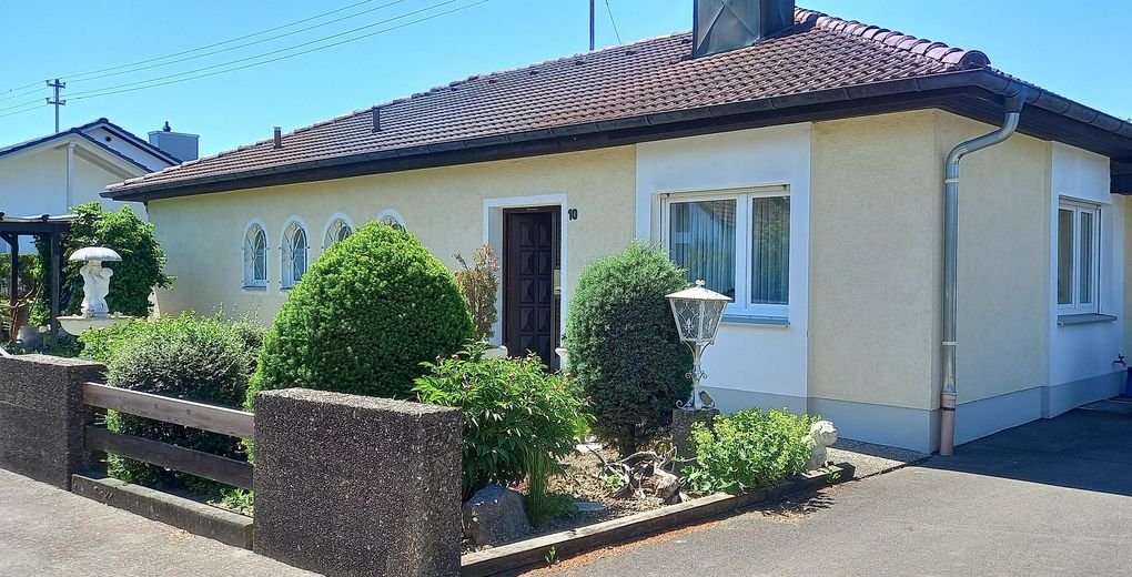 Bungalow in ruhiger Lage – Straßenansicht