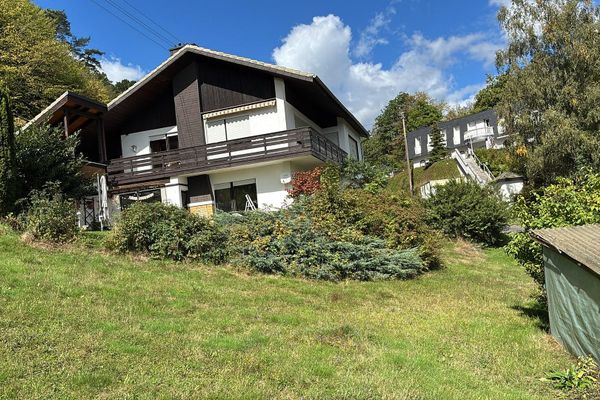 Ruhig am Waldrand gelegenes EFH mit Blick über BID-Wallau