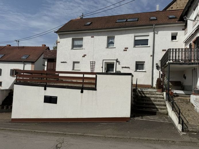 Mandelbachtal: Ein- bis Zweifamilienhaus mit Garage, einseitig angebaut, in sehr guter Lage – Foto 1