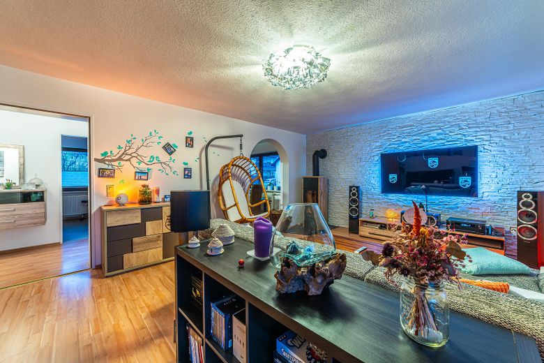 Zweifamilienhaus in Massivbau mit großem Garten in ruhiger Lage – OG Wohnzimmer