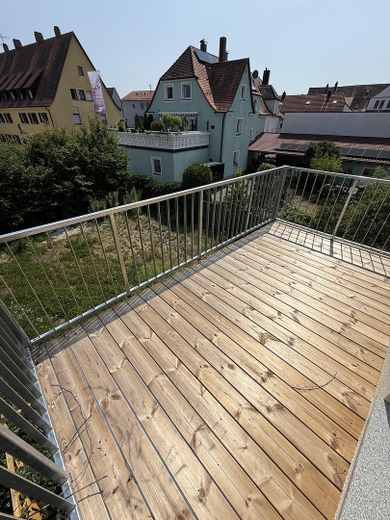¡Magnífico apartamento de 3 habitaciones con balcón! – Der Balkon