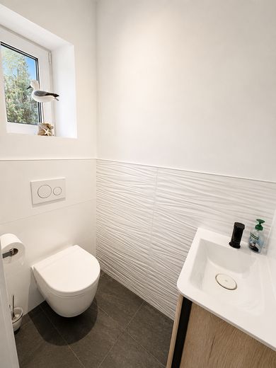 Energetisch kernsaniertes, modernes Reihenmittelhaus (KfW 55) mit Garten, Terrasse & Garage – Gäste WC