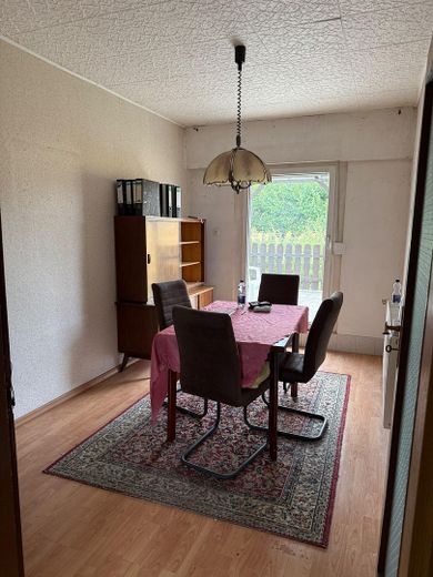 Dom jednorodzinny z ogrodem – Esszimmer mit Tür zur Terasse