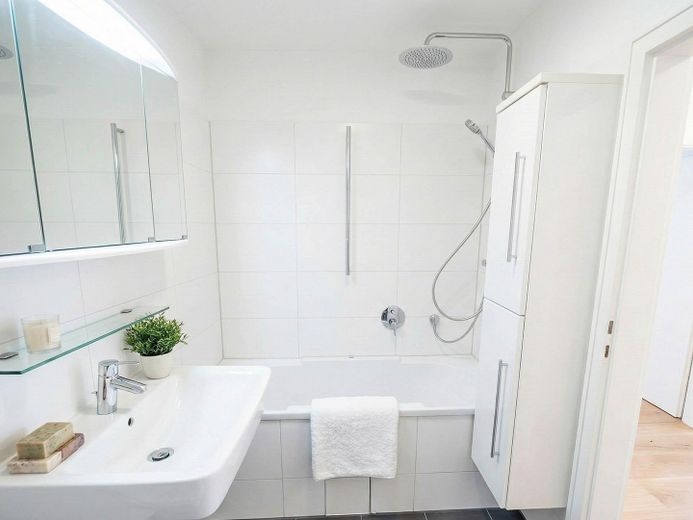 Badewanne mit Regendusche