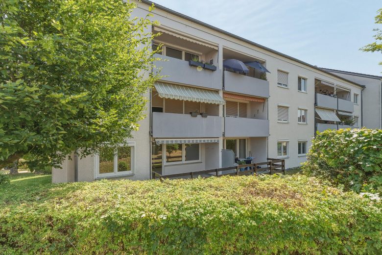 Koop nu tegen een goede prijs wanneer anderen op vakantie zijn - gerenoveerd 3,5-kamerappartement met balkon – Rückseite