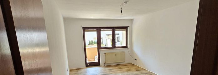 Licht 1-kamerappartement op de begane grond met balkon, mogelijkheden voor een inbouwkeuken & berging – Dornheimer Ring 81 – Wohn-/Schlafzimmer mit Balkonb