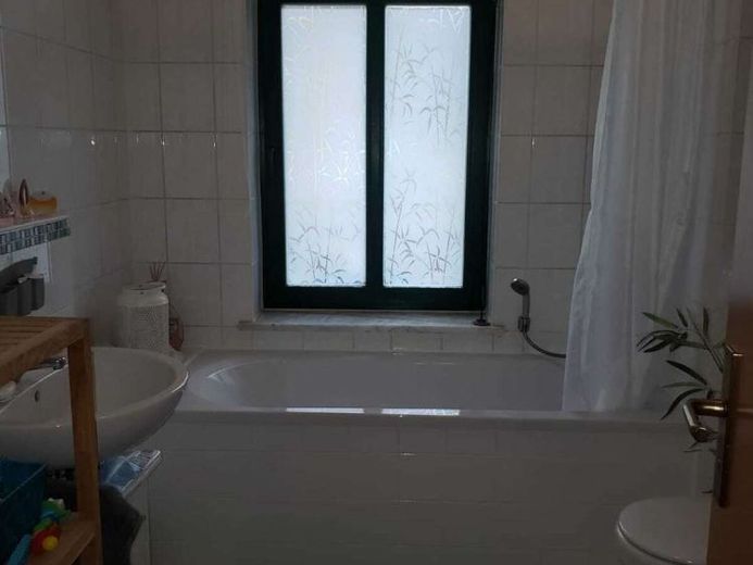 Gut gepflegte, vermietete 2-Zimmer-Wohnung mit Balkon – Heizungsanlage kürzlich erneuert – Foto 1