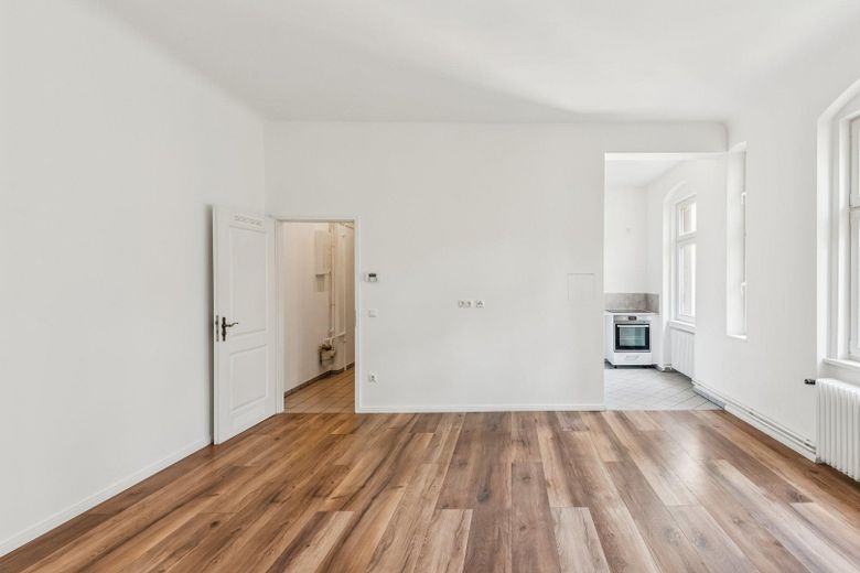 Helle 1-Zimmer-Wohnung, 2026 renoviert, sofort bezugsfrei in Berlin-Neukölln – Wohnraum mit Heizkörpern