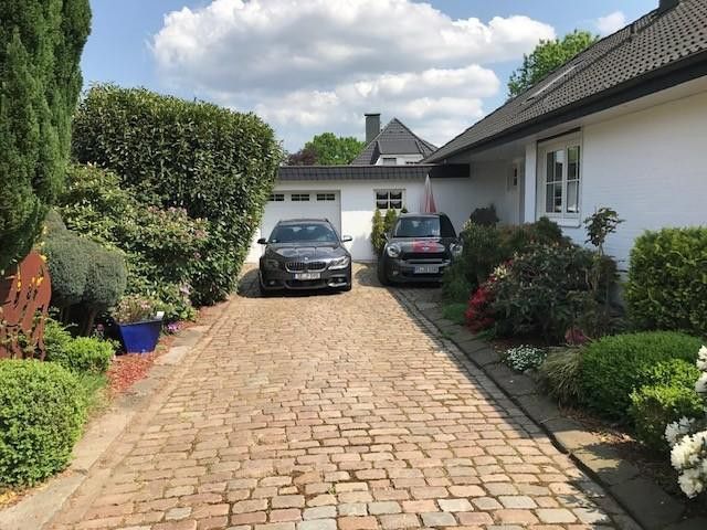 Exklusiver Walmdachbungalow vor den Toren Hamburgs, Bönningstedt, provisionsfrei – Hauseinfahrt mit Garage