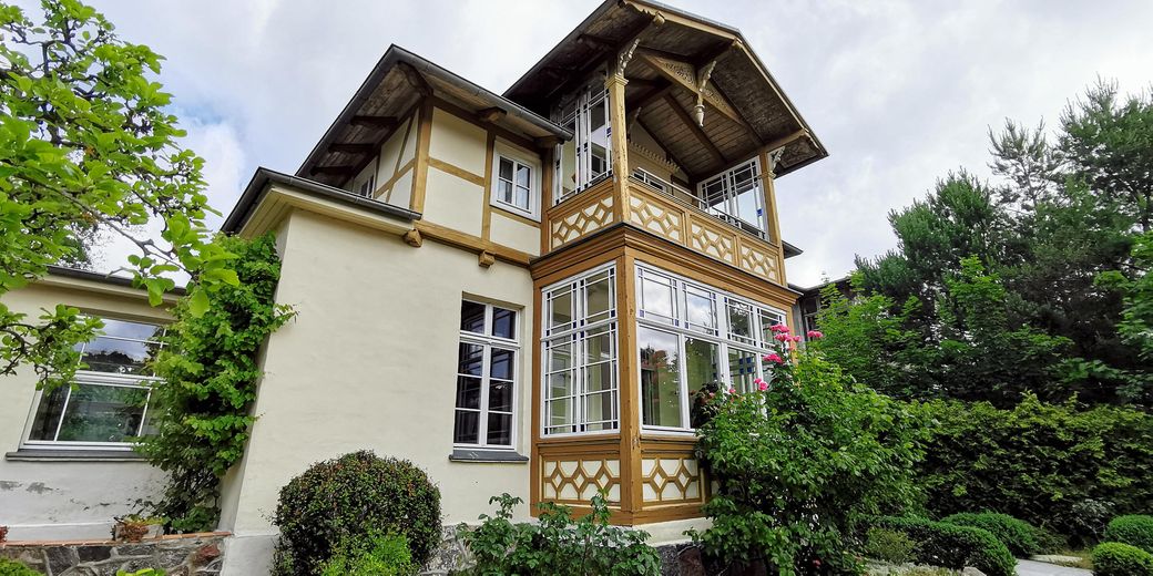 PROVISIONSFREI: Denkmal-Villa & 5 FEWOs | Rendite, Eigennutz o. Baupotenzial auf 1.203 m² – Logierhaus Seitenansicht
