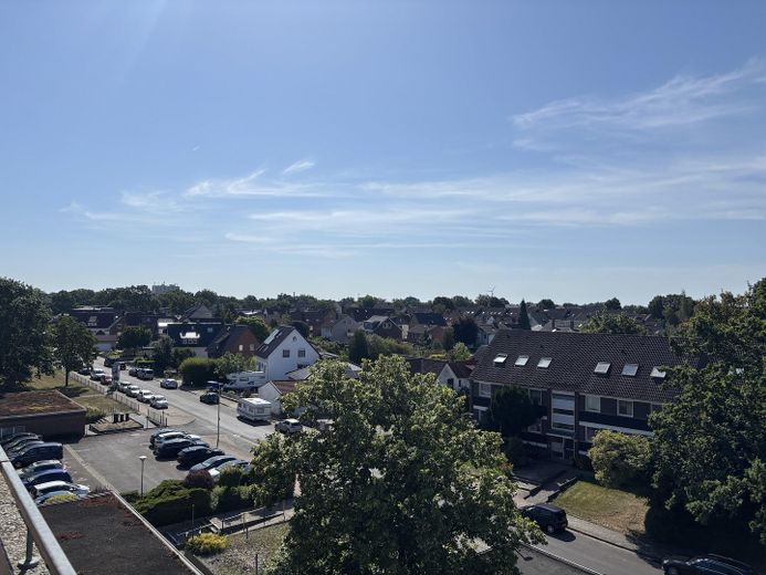 Appartamento di 3 locali appena ristrutturato con vista sul Deister, balcone, cucina componibile e ascensore a Berenbostel – Ausblick vom  Balkon