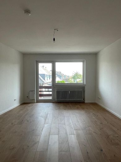 Im Herzen von Büderich - in 2024 kernsanierte wunderschöne 2-Zimmerwohnung mit Balkon – Wohnzimmer -Archivbild -