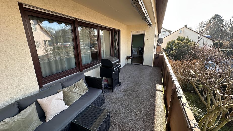 Von privat - Gepflegte, renovierte 3-Zimmer Wohnung mit Balkon in Tamm – Balkon mit el. Markise