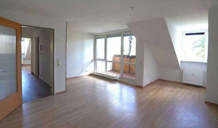 Zweitbezug! Große 3-Zimmer mit Tiefgarage, EBK, Balkon und Wanne am See! – Wohnzimmer