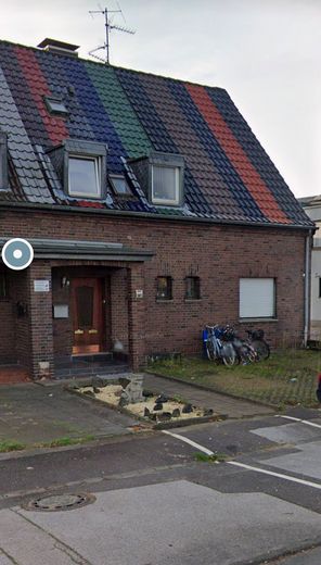 3 Familienhaus zu verkaufen – Eingang