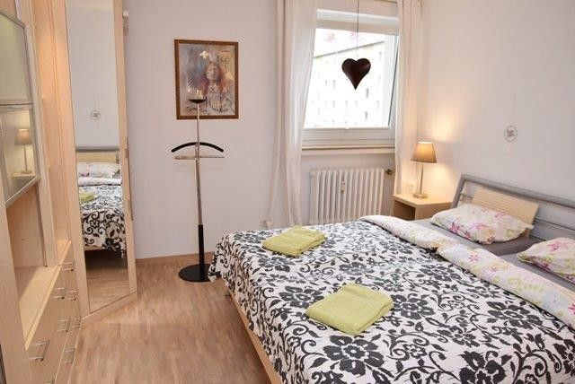 Commission-free 4-room apt., heating NEW, roof 2018 NEW! Parquet, high-quality fittings! – Schlafzimmer 1