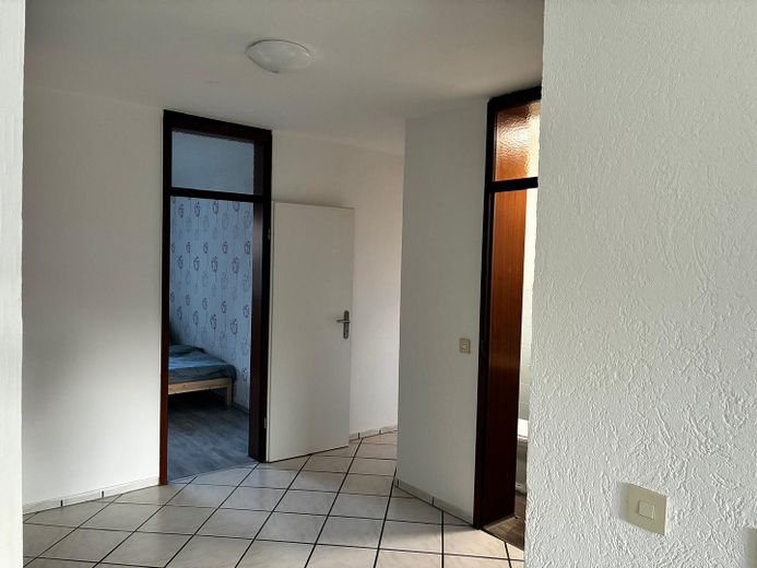 Großzügige 4,5-Zimmer-Wohnung mit Balkon und Blick ins Grüne – Flur
