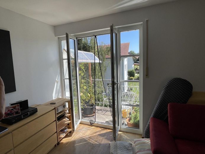 Gemütliche 3 Zimmer-Maisonettenwohnung in Eresing (Nähe Geltendorf, BRB und S-Bahn München) – Wohnzimmer mit Balkon