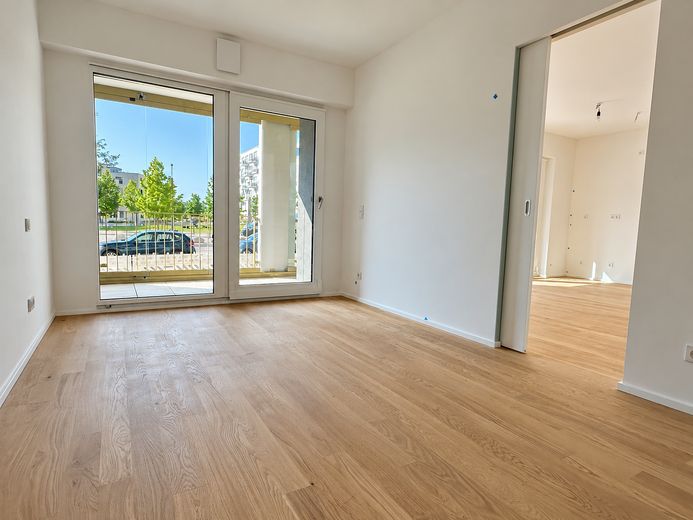 2-Zi.-Erstbezug in Pasing | Designküche mit Kochinsel | 13 m² Glasloggia – Schlafzimmer mit Schiebetür