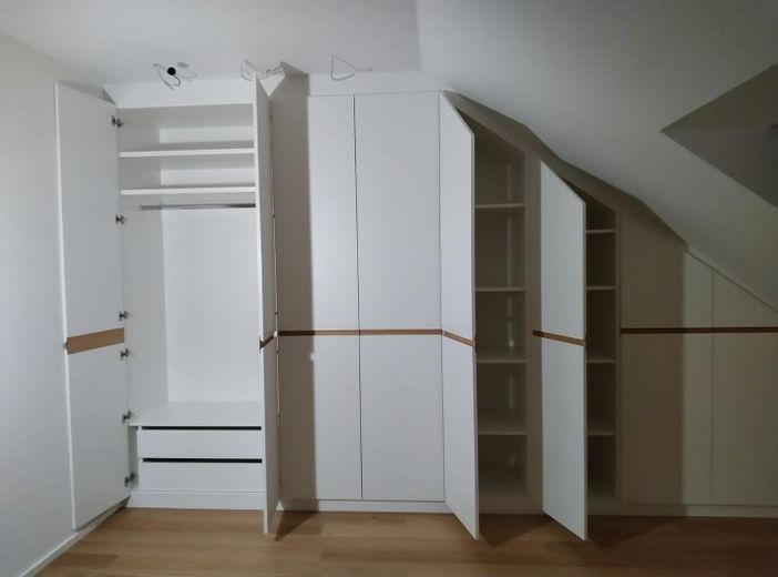 D'dorf çok yakın: 1.295 Euro soğuk kira, balkonlu yeni yapı çatı katı dairesi – Einbaukleiderschrank