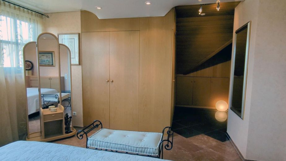 Exceptional Detached House in a Dream Location on the Edge of Open Fields – Hauptschlafzimmer