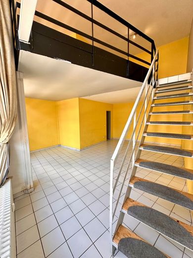Galeriewohnung mit großer Fensterfront – Arbeits- und Schlafbereich