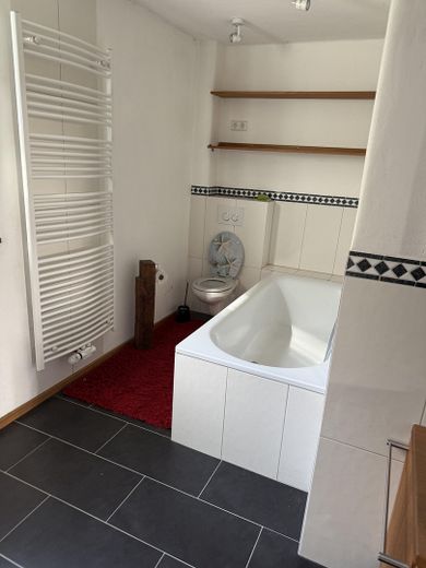 Sanierte 3-Zimmerwohnung mit Altbaucharme – Badezimmer Badewanne
