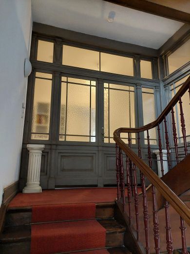 Zentral gelegene 4-Zimmer Wohnung mit Balkon und Fahrstuhl – Wohnungseingang Treppenhaus