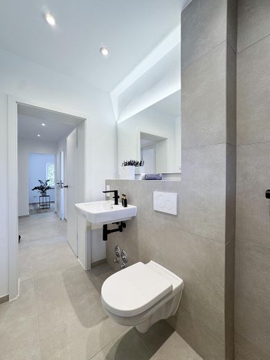 Zolderappartement met balkon en uitzicht op het groen, evenals KfW-lening met een subsidie van 30.000 euro – Bad