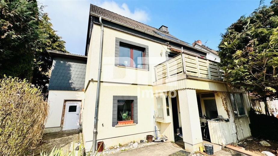 Gepflegtes Raumwunder in idyllischer Lage - Modernisiertes Einfamilienhaus Garagen / Garten – Rückansicht