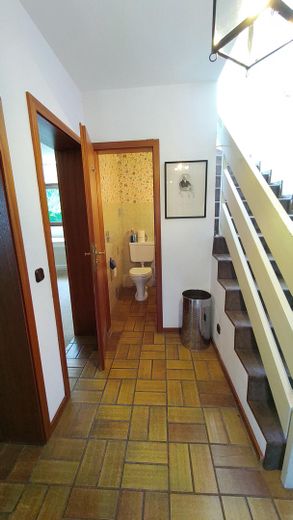 Großzügiges Reihenmittelhaus mit 222m² in Muffendorf, Einliegerwohnung und sonnigem Atriumgarten – WC EG und Treppenaufgang