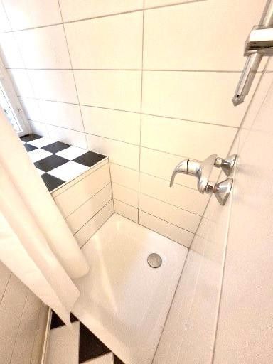 Provisionsfrei - gepflegte, helle Altbauwohnung in Nord-Neukölln – Dusche