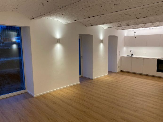 Luxuriöse 2-Zimmer Wohnung im EG mit Garten im Paulusviertel – Wohnzimmer