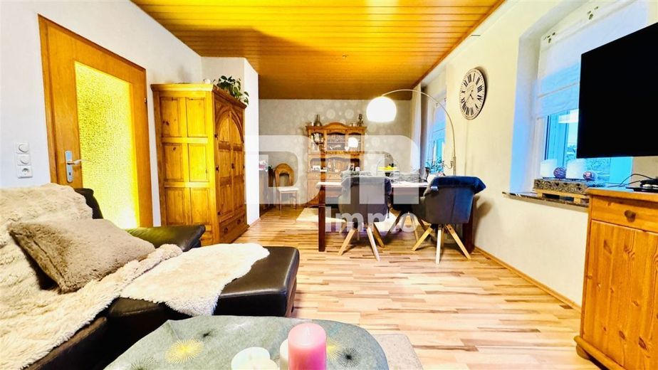 (R)eserviert!Modernisierte DHH mit Anbauten + Garagen in Traumlage – EG Wohn / Esszimmer