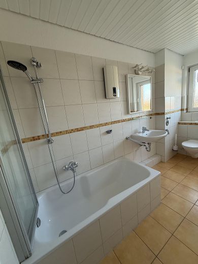 Piso de 3 habitaciones recién renovado con cocina y baño – Foto 10