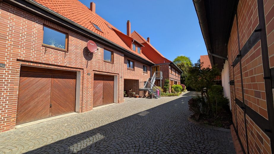 Jeden Tag wie im Urlaub: Wundervolles Landhaus mit Hallenbad, Naturbadeteich und Mieteinnahmen – Zwei Garagen