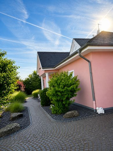 Ekskluzywny dom jednorodzinny z basenem na działce 2.002 m² w pobliżu Trewiru – Liebevoll angelegte Wege