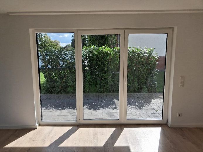Moderne 3-Zimmer-Erdgeschosswohnung mit Terrasse und Carport in Bad Oeynhausen-Werste – Wohnzimmer