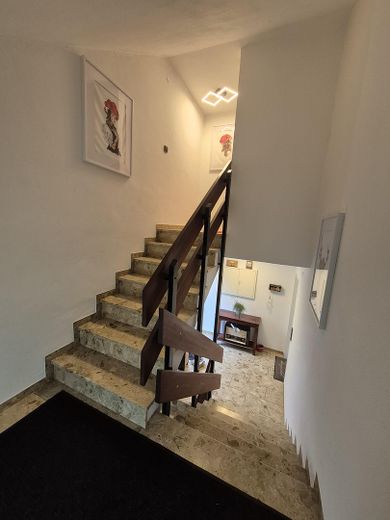 Außergewöhnliches Mehrfamilienhaus mit Aussicht und Ausblick – Treppenaufgang