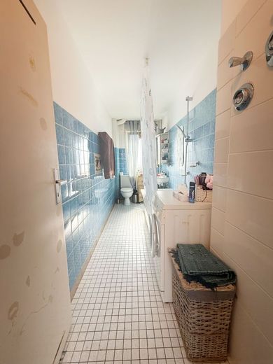 Bezugsfreie 2 ZKB mit Balkon WG-tauglich  | Großteils modernisiert HD-Weststadt | Fernwärme – Badezimmer