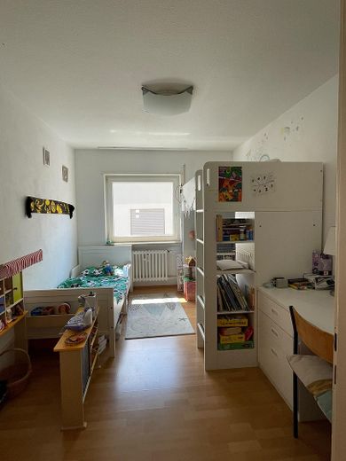 Modernes Zuhause mit Parkblick – 4-Zimmer-Wohnung mit großem Süd-Balkon & Garage – Büro / Kinderzimmer