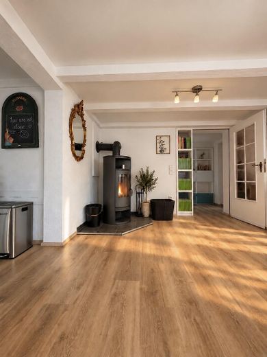 Fully renovated family home with a stunning conservatory, photovoltaic system, heat pump & large outbuilding – Wohnzimmer EG