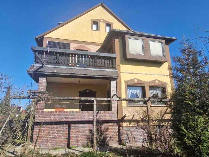 Stilvolle Landhausvilla - Wohnen mit Seele – westliche Hausansicht mit Balkon