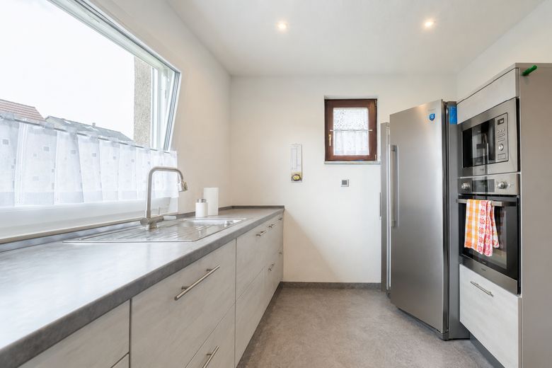 Provisionsfrei: 125 m² Wohnen + ca. 130 m² Gewerbe | Energieklasse A | 1.085 m² Grundstück – Küche 8/2023