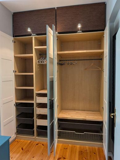 Friedrichshain'de balkonlu bakımlı 2 odalı eski bina dairesi – özelden, komisyonsuz – Einbauschrank, geöffnet