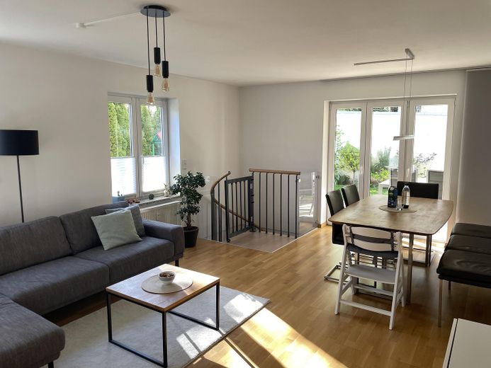 Moderno appartamento al piano terra di 3,5 locali con giardino e seminterrato in posizione TOP a IN-Süd, vicino alla stazione centrale – Wohn-Esszimmer